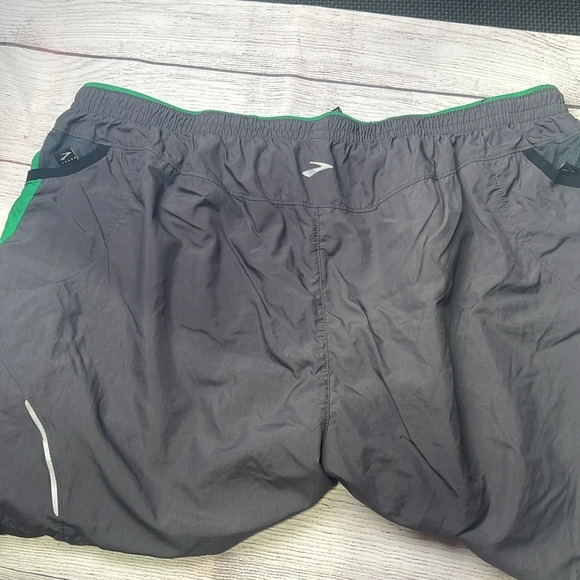 Women Brooks shorts size XXL - Picture 6 of 6